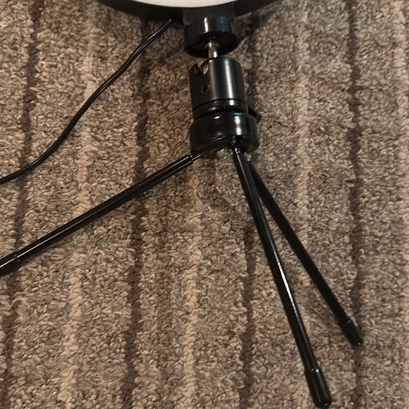 Selfie Light with Phone Stand - Picture 9 of 10